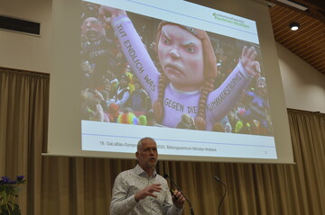 Markus Reher nutzt traditionell einen Rckblick auf die Karnevalszge und stellte er fest, dass der Klimawandel in diesem Jahr weniger die Wagenmotive bestimmt hat als 2019. 