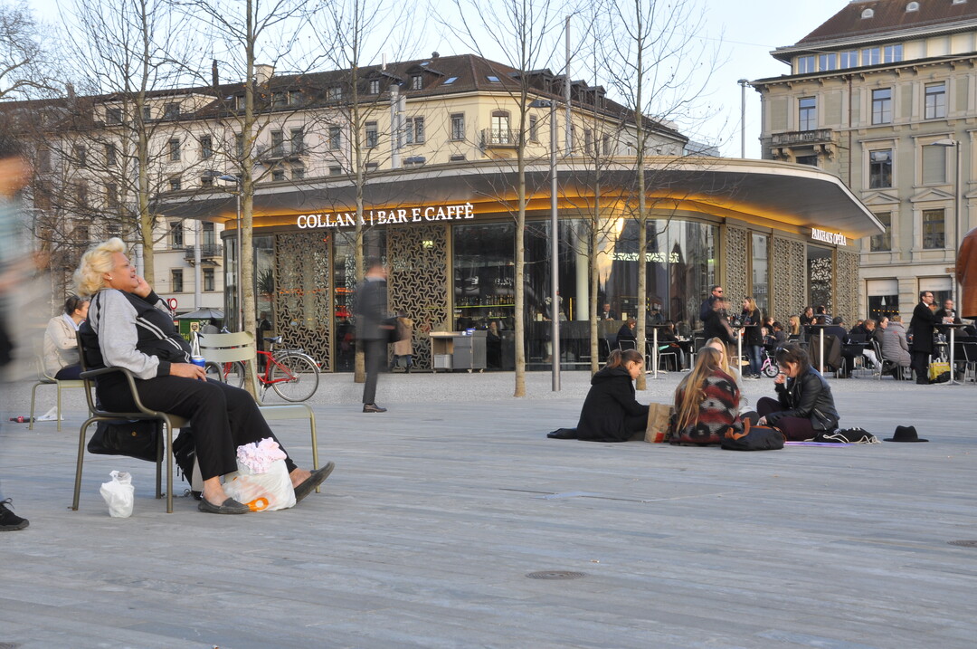 Ein hochwertiger Natursteinbelag, Pflanzung großer Bäume und hochwertige Kleinarchitekturen machen den Sechseläutenplatz in Zürich (Vetschpartner AG, Jürg Zollinger) zu einem beliebten Treffpunkt.