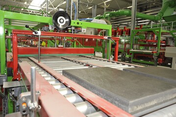 Ein Blick auf die Produktionsstrae mit der hochmodernen Betonplattenfertigungsanlage.