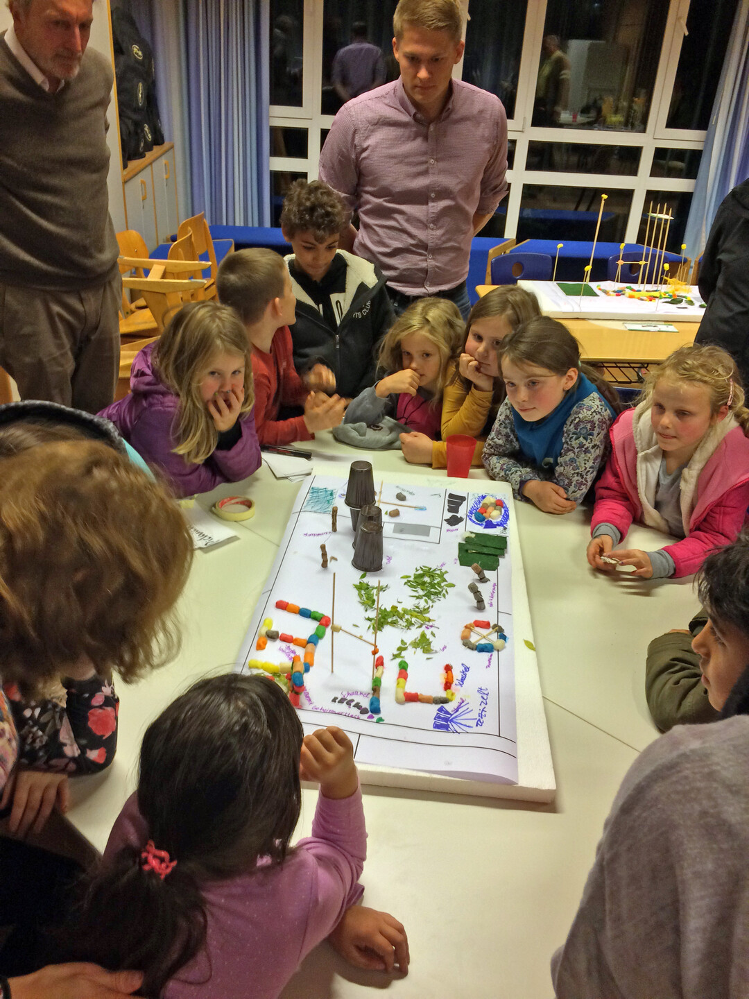 Mit fachmnnischer Untersttzung haben die Kinder ihre eigenen Spielplatz-Modelle entwickelt.