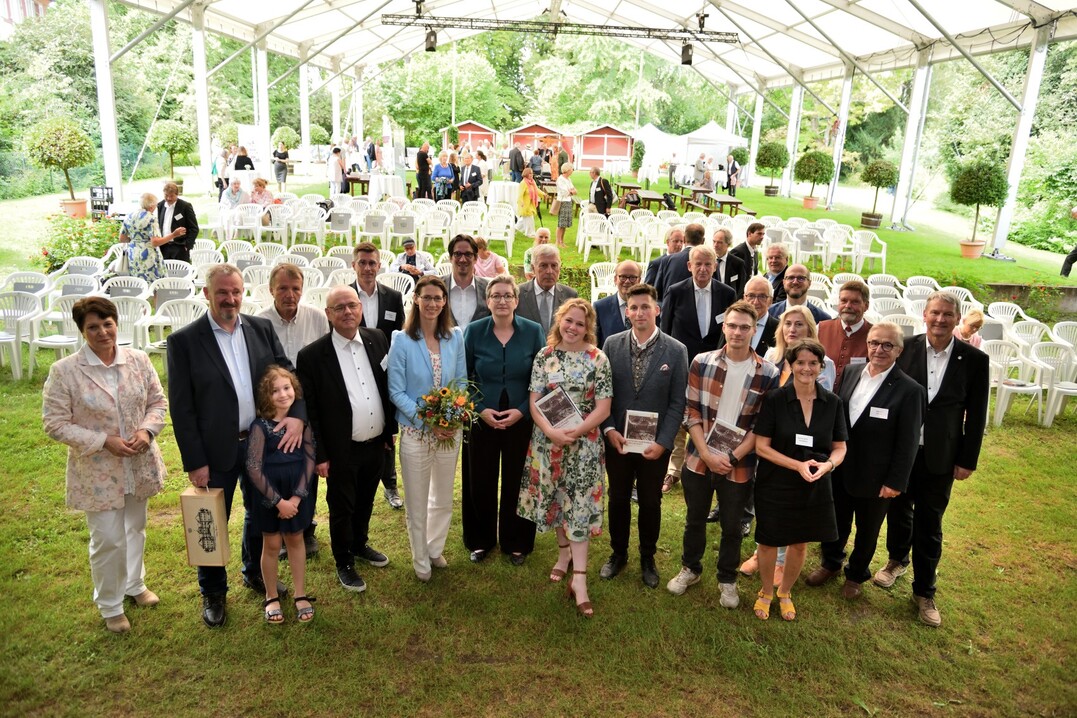 Das 200-jährige Jubiläum der DGG auf der Insel Mainau: Gruppenfoto mit der Bauministerin Geywitz, weiteren prominenten Gästen, der gräflichen Familie und DGG-Vertretern