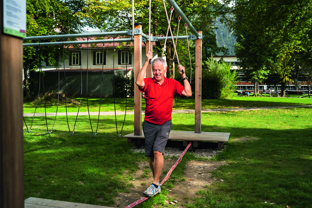 Das Gleichgewicht schulen geht in jedem Alter (Trainingsgert des Herstellers Hochkant).
