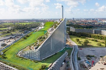 Das riesige Dach der hochmodernen Mllverbrennungsanlage Amager Ressource Center in Kopenhagen bietet wertvolle Freizeit- und Erholungsflche. 