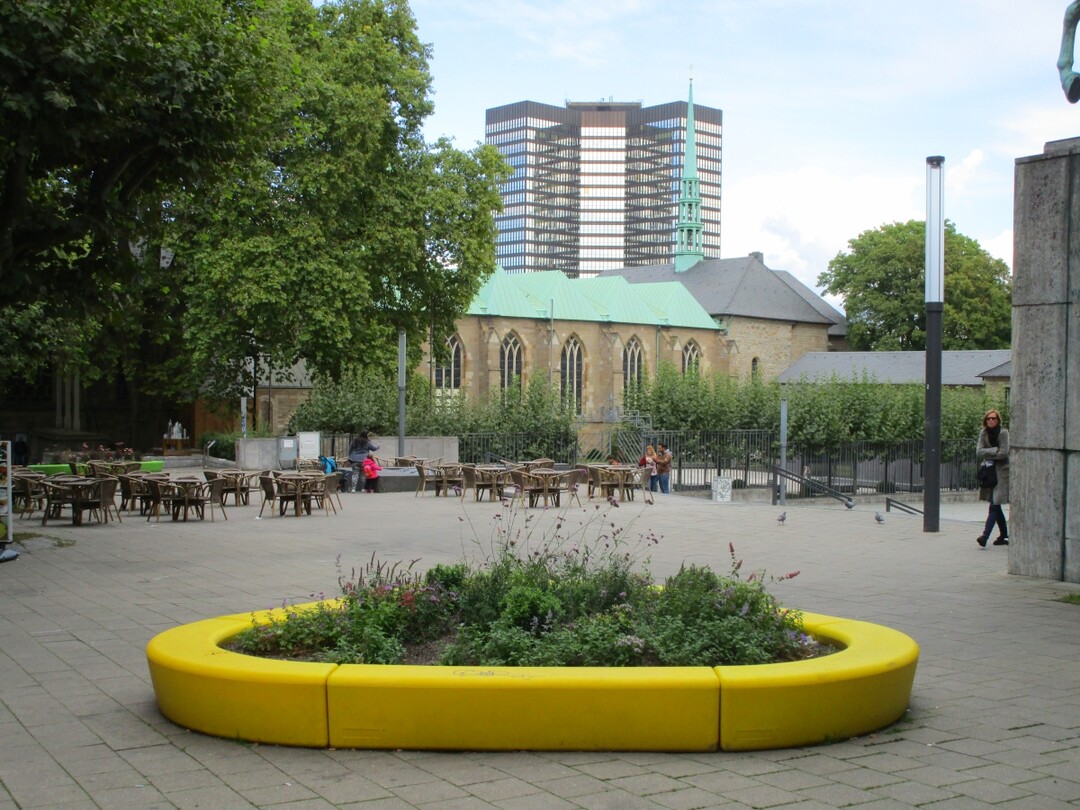 Im Rahmen von „Grüne Hauptstadt Europa“ wurden für die Essener Innenstadt aktuell FreiraumMöbel entwickelt, die einen Anteil recycelter Plastiktüten als Grundstoff aufweisen.
