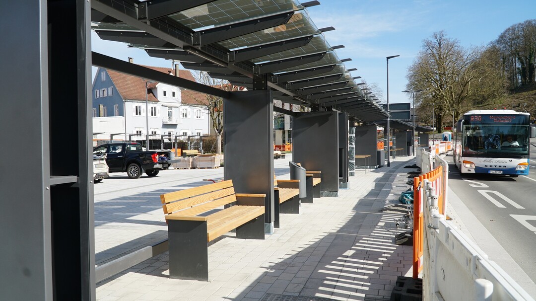 Der Platz ist gleichzeitig Verkehrsknotenpunkt und Kommunikationszentrum.