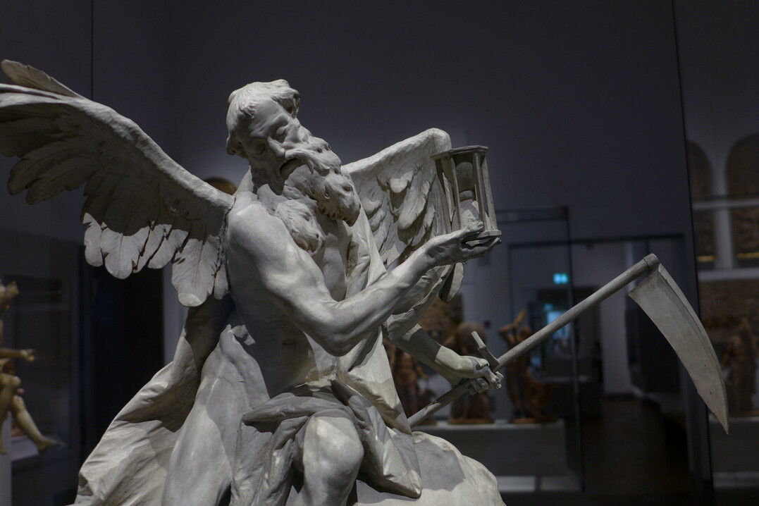 Bei der Fhrung im Bayerischen Nationalmuseum wird den Teilnehmern erlutert, welche Mglichkeiten und technische Raffinessen es bei der Beleuchtung von Kunstwerken in Vitrinen gibt.