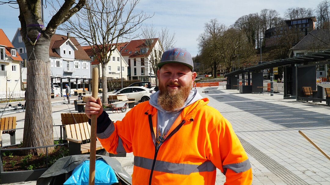 Facharbeiter Alexander Hertle erledigt letzte Restarbeiten.