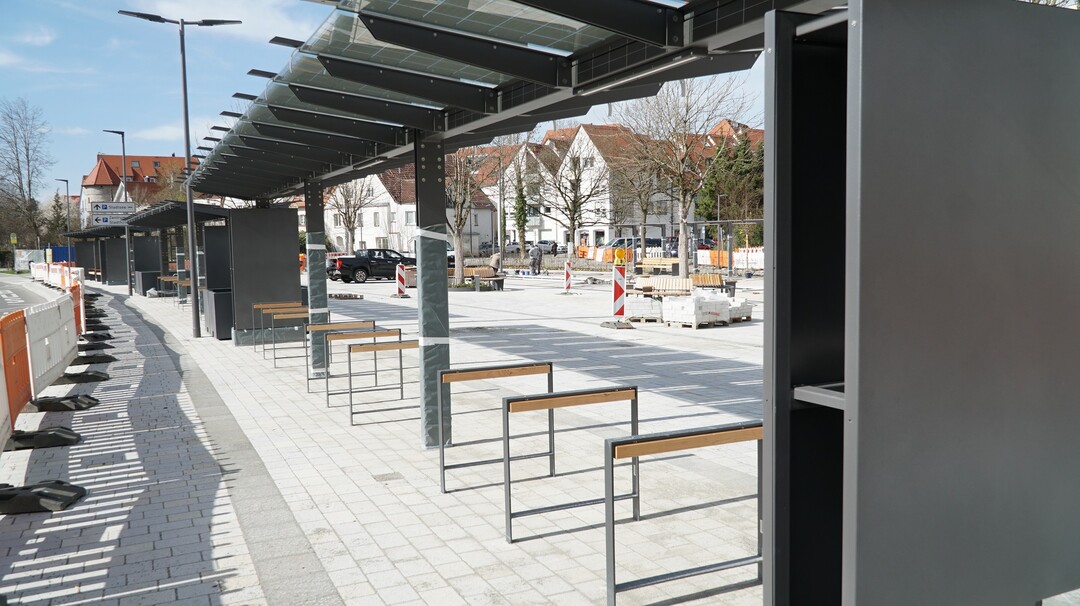 Fahrradstellpltze unten, Solarpanele oben. Auch an E-Bikes hat man gedacht.