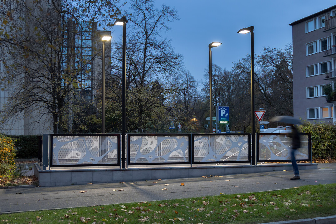 Auch die Treppenaufgnge wurden neu gestaltet, sie erhielten eine Verkleidung aus Naturstein sowie eine neue Beleuchtung mit WE-EF PFL540 LED Mastleuchten.