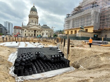 Der Berliner Gendarmenmarkt  Blockrigole ACO Stormbrixx zur Versickerung des Oberflchenwassers 