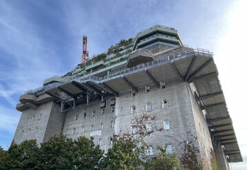 Auf dem Hochbunker wurden rund 7.600 m horizontale und 1.700 m vertikale Begrnungsflchen geschaffen, die zur Khlung des Gebudes und seiner Umgebung beitragen.