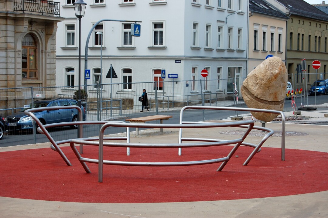 Theatrum mit Fallschutzboden auf zentralem Stadtplatz (Italien).