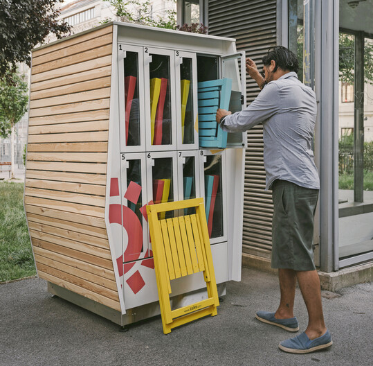 In der Schrankbox sind die Stühle nicht nur ordentlich aufgeräumt, sondern auch vor Schmutz geschützt.