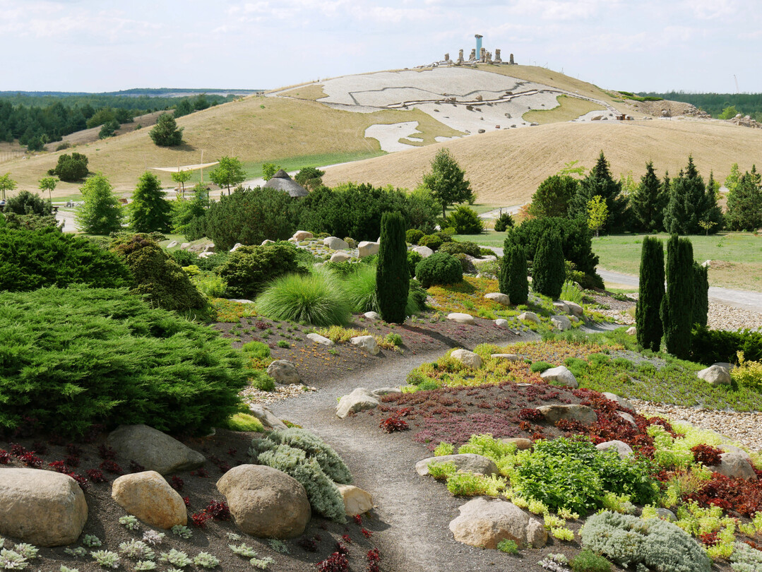 Faszinierende Landschaft des Findlingsparks Nochten: Im Hintergrund das Kunstwerk �Feldzeichen� auf dem baumfreien Hang  �Klein-Skandinaviens�