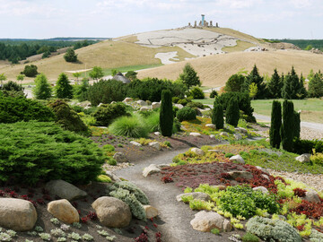 Faszinierende Landschaft des Findlingsparks Nochten: Im Hintergrund das Kunstwerk �Feldzeichen� auf dem baumfreien Hang �Klein-Skandinaviens�