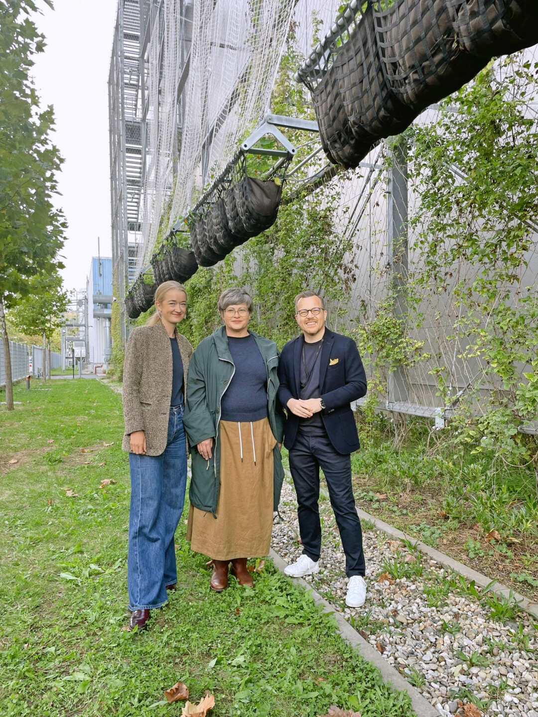 Die Entwicklerinnen Charlotte Stoll, Nicola Stattmann (Mitte) von OMCC und Jens-Peter Feidner von Equinix vor der noch jungen VerdFacade am Rechenzentrum FR2.