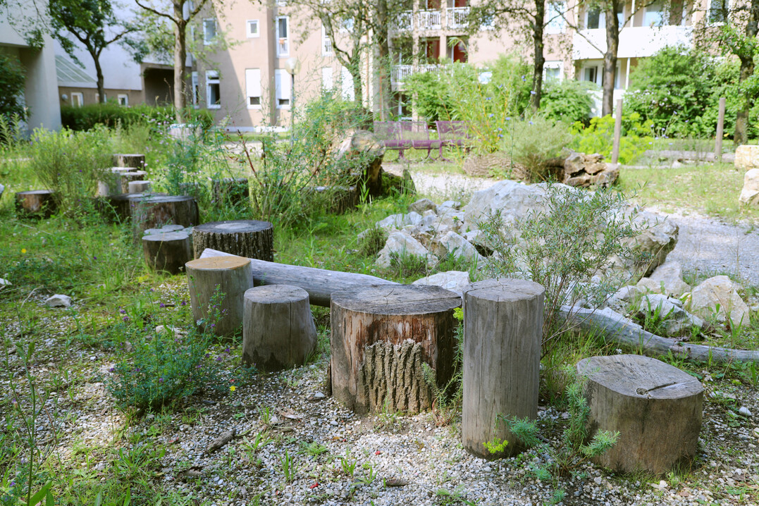 Für die Gestaltung naturnaher Außenanlagen lassen sich recycelte Materialien wiederverwenden.