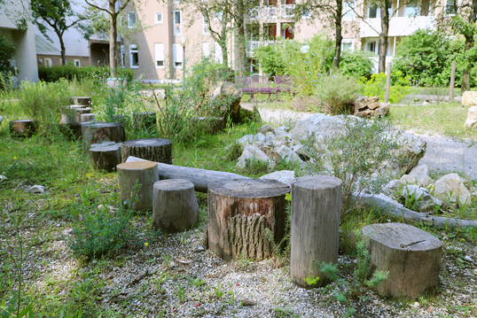 Fr die Gestaltung naturnaher Auenanlagen lassen sich recycelte Materialien wiederverwenden.