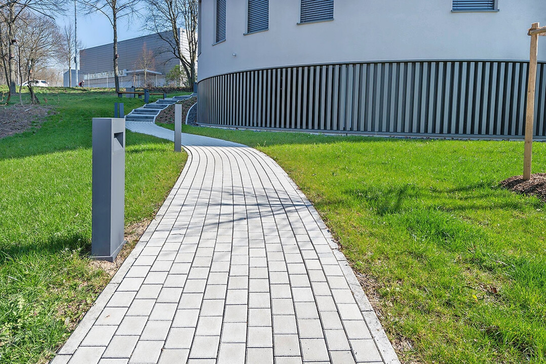 Elegant und puristisch wirkt das Gestaltungspflaster Primavera VS 4.8 mit unbearbeiteter Oberflche von FCN.