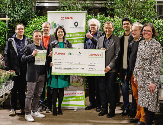 Strahlende Gesichter beim Team „StattGarten am Großneumarkt“ bei der Preisübergabe.