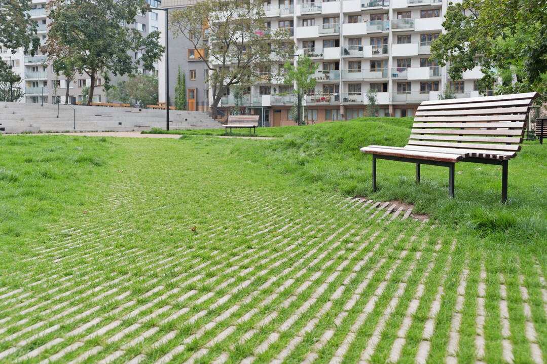 GDM.TETRAGO liner  hier mit begrnten Fugen  passt gut zum GDM.TETRAGO stone, lsst Regenwasser versickern und spart Abwassergebhren.