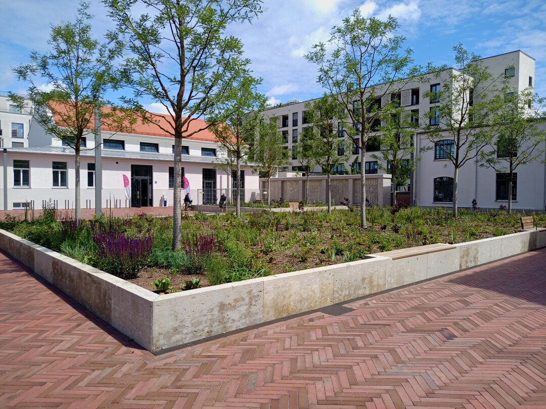 Der Quartiersplatz im Diamaltpark bildet zugleich die Mitte und den Begegnungsort im neu geschaffenen Quartier.
