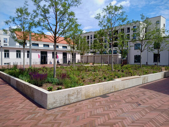 Der Quartiersplatz im Diamaltpark bildet zugleich die Mitte und den Begegnungsort im neu geschaffenen Quartier.