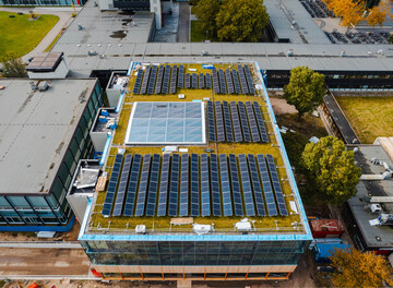Ein Optigrn Solargrndach auf dem neuen Gebude der Universitt Twente.