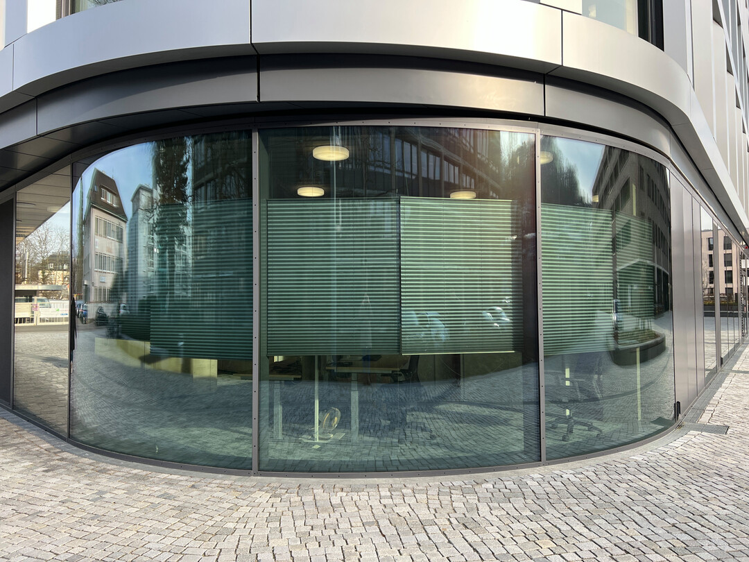 Die Rinnen folgen der Geometrie der Glasfassade