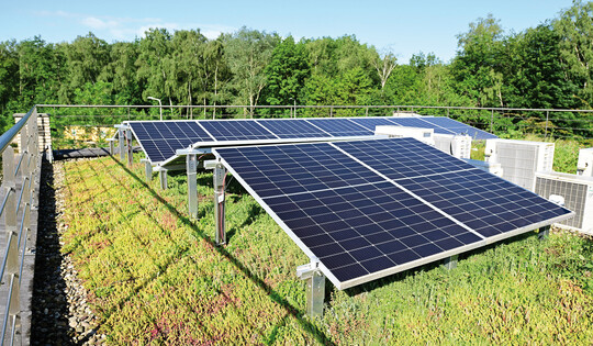 Die Solarunterkonstruktion Miralux Green erlaubt eine Kombination von Photovoltaik und extensivem Grndach.
