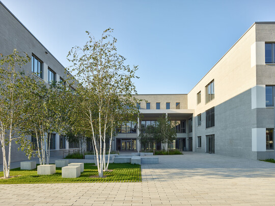Der neu geschaffene Campus Rauner  mit Sitzmodulen aus der Godelmann-Manufaktur und dem Pflasterparkett GDM.SCENIC 