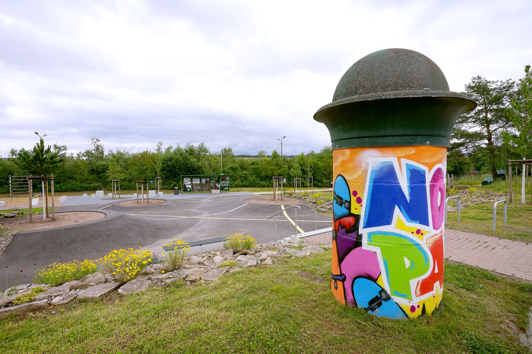 Bunter Torwchter mit Geschichte: Die ehemalige Litfasule markiert einen der Platzeingnge und dient als Graffiti-Ort.