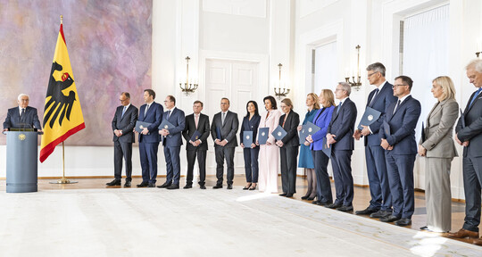 Übergabe Ernennungsurkunden für das Kabinett in Schloss Bellevue