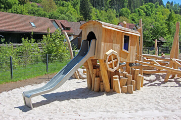 Der Spielplatz im Christophstal thematisiert das Thema Stoff  von der Wolle bis zum Tuch.