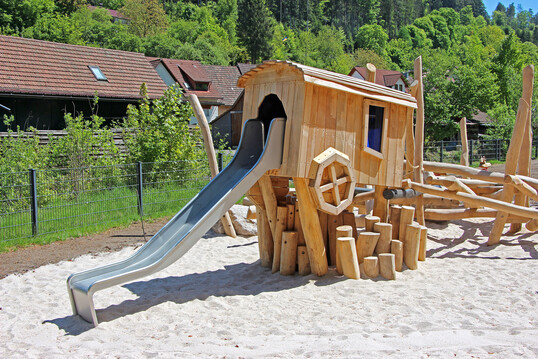 Der Spielplatz im Christophstal thematisiert das Thema Stoff  von der Wolle bis zum Tuch.