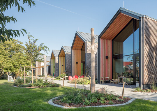 Jede Gruppe hat ihre eigene Terrasse und eigenen Zugang zum Garten.