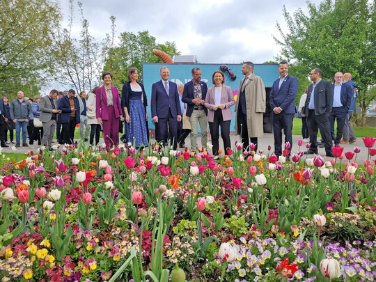 Prominenz zur Erffnung: Landeshauptmann Thomas Stelzer (8. v. l.), LGS-Geschftsfhrerin Andrea Berghammer (links daneben), Gartenexperte Karl Ploberger (rechts daneben), Agrar-Landesrtin Michaela Langer-Weninger (6. v. l.) und LGS-Aufsichtsratsvorsitzender Paul Knigsberger (4. v. l.).
