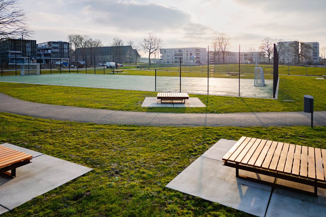 berblick ber den Sportplatz im Oxford-Quartier mit den
Liegepodesten von Thieme.