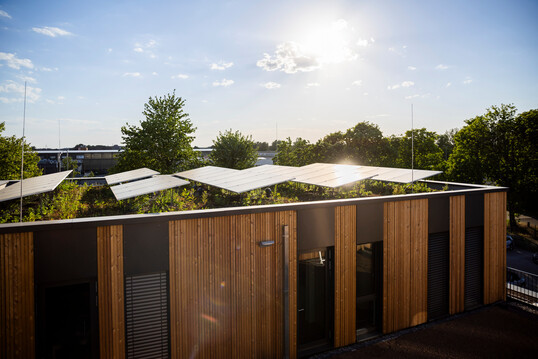 Mit dem BauderSOLAR M 450 prsentiert die Paul Bauder GmbH & Co. KG ein bifaziales Hochleistungs-Doppelglasmodul. 