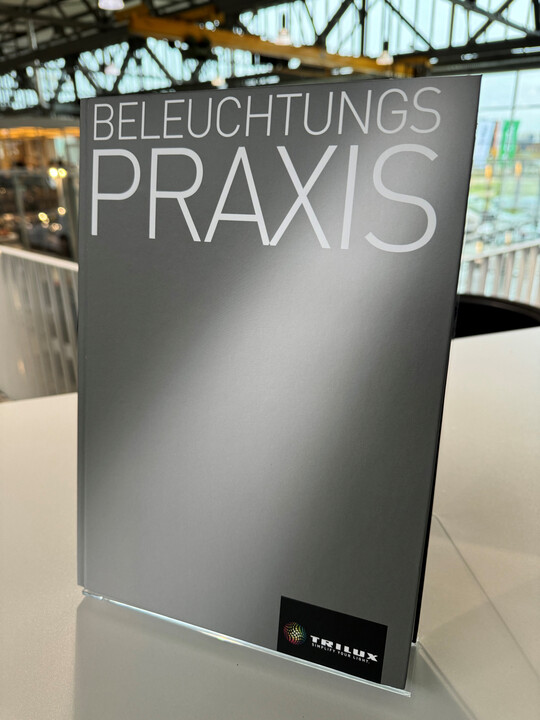 664 Seiten geballte Outdoor-Kompetenz  die Beleuchtungspraxis Auenbeleuchtung bndelt topaktuelles Lichtwissen und behandelt Themenschwerpunkte wie Nachhaltigkeit.