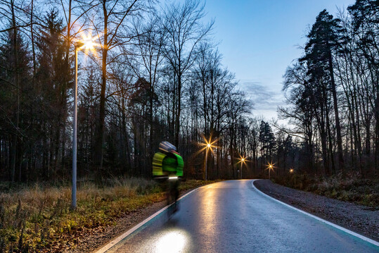 Licht nur dann, wenn es gebraucht wird: Smartes vorauslaufendes Licht am Radschnellweg zwischen Stuttgart und Bblingen (LiveLink SwarmSens und Lumega IQ 50) minimiert den strenden Einfluss der Beleuchtung auf die Natur.