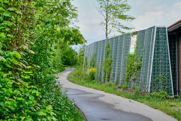 Rau Klimawand schtzt den Campingplatz Bannwaldsee unterhalb von Schloss Neuschwanstein vor Lrm.
