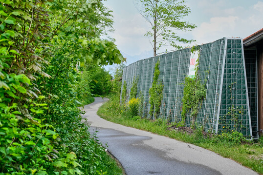 Rau Klimawand schtzt den Campingplatz Bannwaldsee unterhalb von Schloss Neuschwanstein vor Lrm.