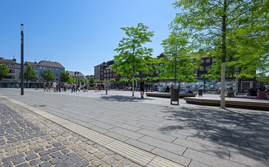 Prgend fr den zentral gelegenen Kaiserplatz Dren ist das Gestaltungspflaster VAJO des Herstellers Kann.