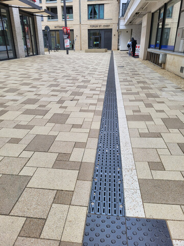 Der Anschluss der BIRCOsir Blindenleitabdeckung an das bestehende Aufmerksamkeitsfeld mit Noppen aus Beton gelingt nahtlos.
