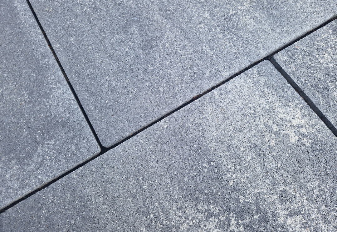 Trendline-Platten in der Farbe anthrazit-wei-nuanciert: scharfe Kanten fr eine homogene Flche.