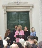 Frau Sabine Poschmann, MdB und Parlamentarische Staatssekretärin im Bundesministerium für Wohnen, Stadtentwicklung und Bauwesen, weist in ihrer Eröffnungsrede auf die Notwendigkeit klimaangepasster Stadtplanung hin.
Im Hintergrund das Kuratorenteam mit Gabriele G. Kiefer, Daniele Santucci, Elisabeth Endres, und Nicola Borgmann (v. Li)