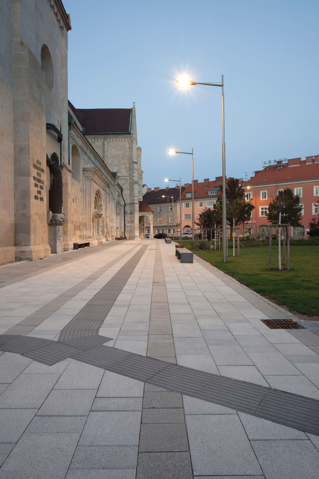 Am Domplatz fungiert als taktiles Leitsystem die GDM.RIPPENPLATTE in der Farbe Anthrazit.