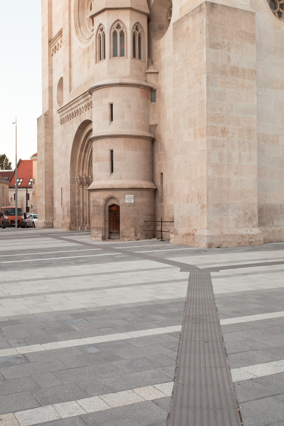 Trotz Farbwechsel im Belag bleibt das querende taktile Leitsystem am Domplatz klar erkennbar.