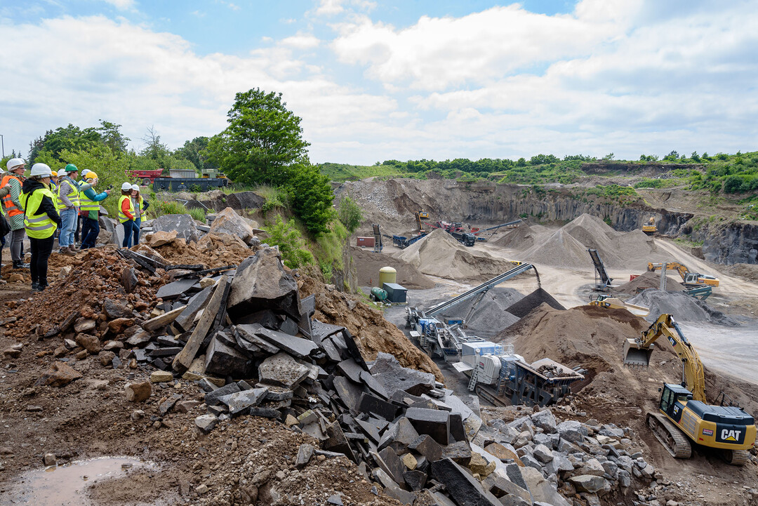 Blick auf die Arbeiten im Basaltsteinbruch